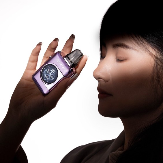 Mor OXVA Xlim SQ Pro 2 Pod Mod, şık ekranlı, elde tutuşlu.