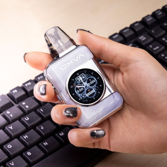OXVA Xlim SQ Pro Pod Mod açık renkli, dijital ekranlı, elde tutuşlu.